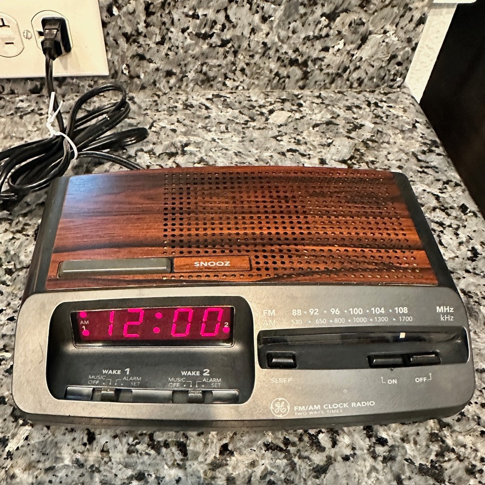 GE Vintage FM/AM Clock Radio Wood Grain Dual Alarm Red LED Model 7-4621A